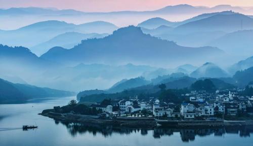 天水境内地势西北高，东南低，海拔在1000-2100米之间，气候属温带季风气候。   天水是中国老工业基地之一，拥有**级和省级企业技术中心、工程技术研究中心44个，**级企业重点实验室1家，省级企业重点实验室6家。   拥有天水师范学院、甘肃林业职业技术学院、甘肃工业职业技术学院、甘肃机电职业技术学院等高校。2017年天水实现生产总值614.96亿元，完成大口径财政收入148.44亿元，实现社会消费品零售总额313.11亿元。