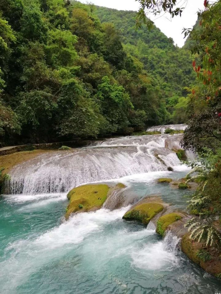 六顶山古墓群是唐代渤海前期王族的茔地。渤海国是粟末靺鞨人-于698年，以牡丹江流域为中心建立的政权，唐玄宗册封-为“渤海郡王”，并在其统治的地区置忽汗州，设忽汗州（渤海）都督府。