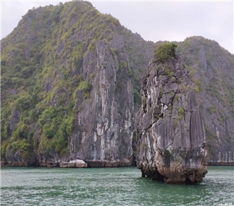 白沙滩旅游区距县城101公里，位于镇赉县东北部的嫩江右岸，是嫩江流入吉林省境内第一站，北部和东北部分别是黑龙江省的泰来县和太康县.