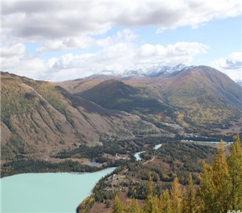 二郎庙景区在开通镇所在地西3公里处，高耸的丘陵中有一个天然湖泊。岁月更替，沧海桑田，尽管狂风大作，烈日炎炎，久旱无雨，这个湖泊从未干涸。