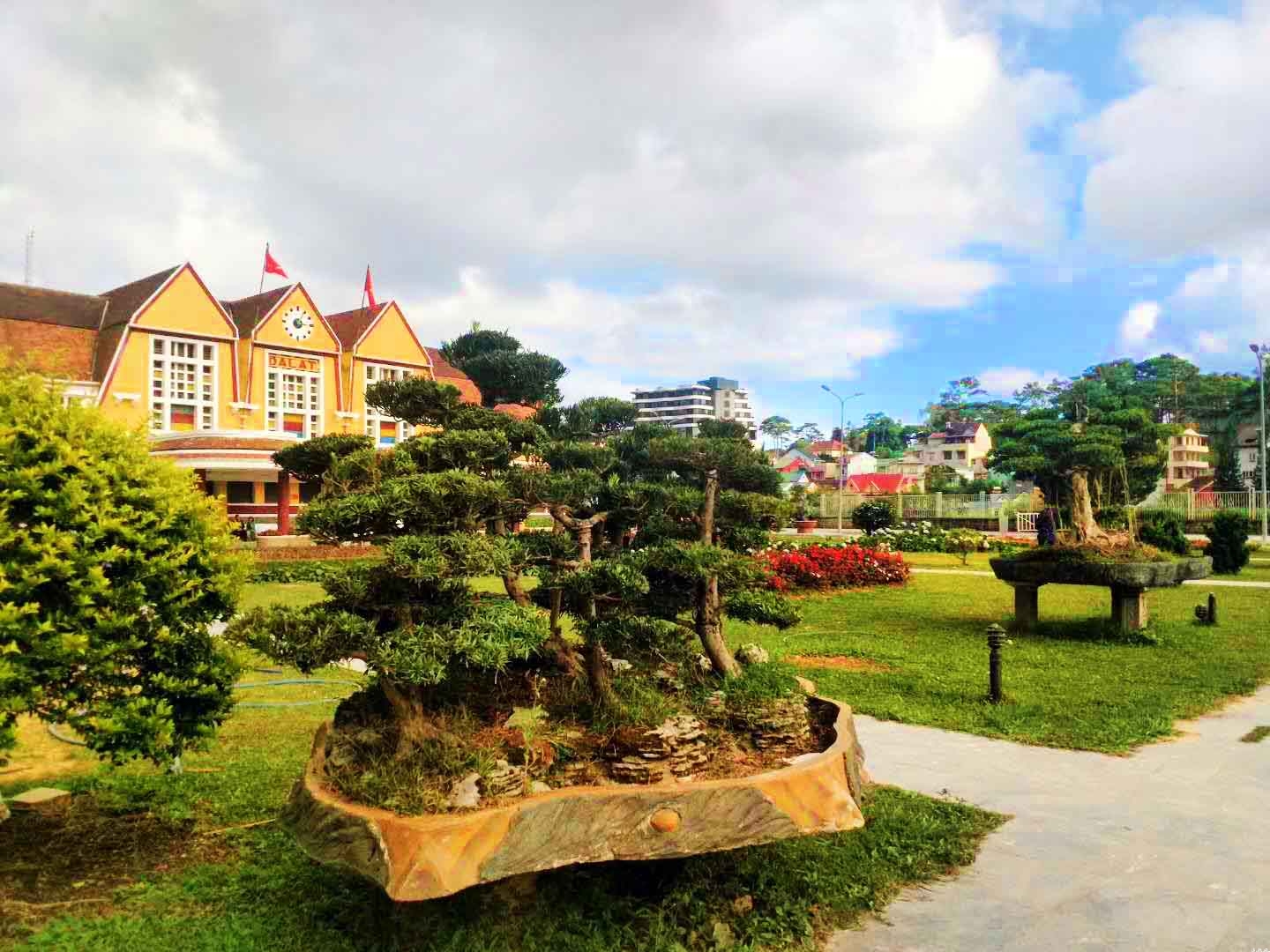 丹东家居建材批发市场还将产品分高.中.低档面向不同阶层消费群体.满足不同消费需求.规模**.实力**强的家居建材材料市场。