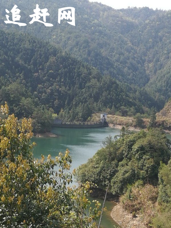 福建天门山景区，占地16.7平方公里，**海拔近千米，距福州49公里，永泰8公里，交通便捷；天门山景区景点繁多。