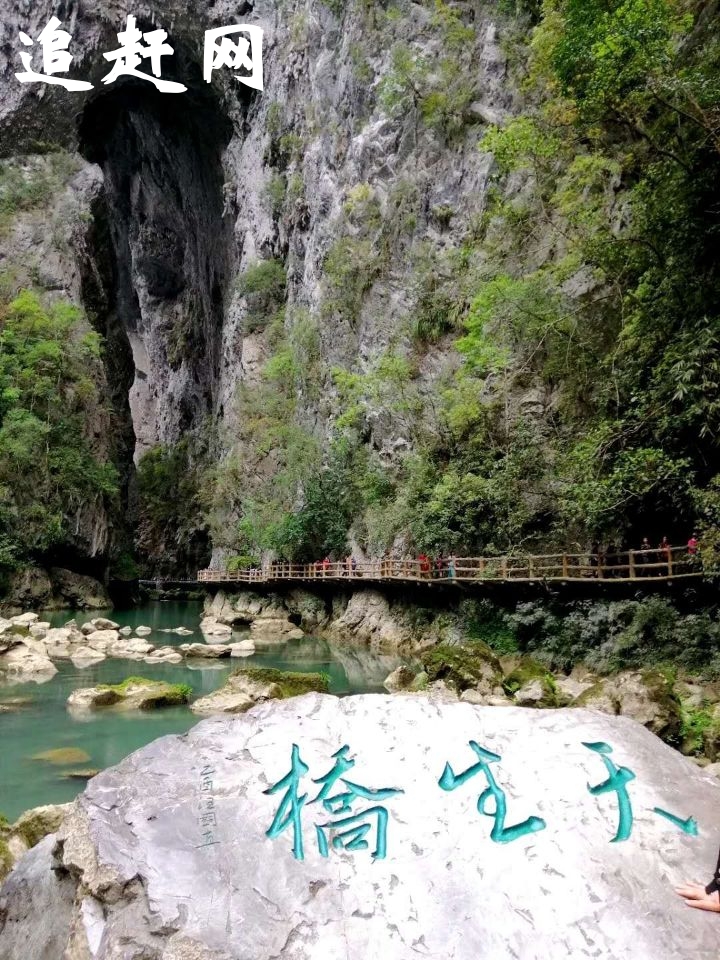 贵安水**引进**顶尖水上游乐设备，充分利用得天独厚的山地森林自然面貌，以浓郁的玛雅文化为主线，完美融合时尚、动感、热情的主题演艺，吸引着人们在别样的异域风情中感受远古文明魅力。