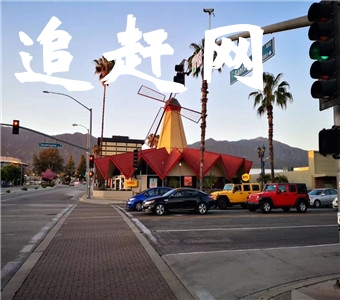 这座台子上的是一座寺院，名叫兴国寺．它始建隋代，毁于兵火，明嘉靖年重建，寺内有600年龄白果树一株，高4丈余，4人合抱。如今，古老的化身台兴国寺是漯河市唯一对外开放的佛教活动场所。