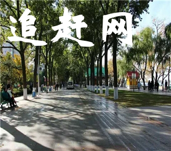 在洞庭湖浪击涛拍的水乡城市沅江西南，长常高速公路东侧，有一个久藏深闺的胭脂湖。