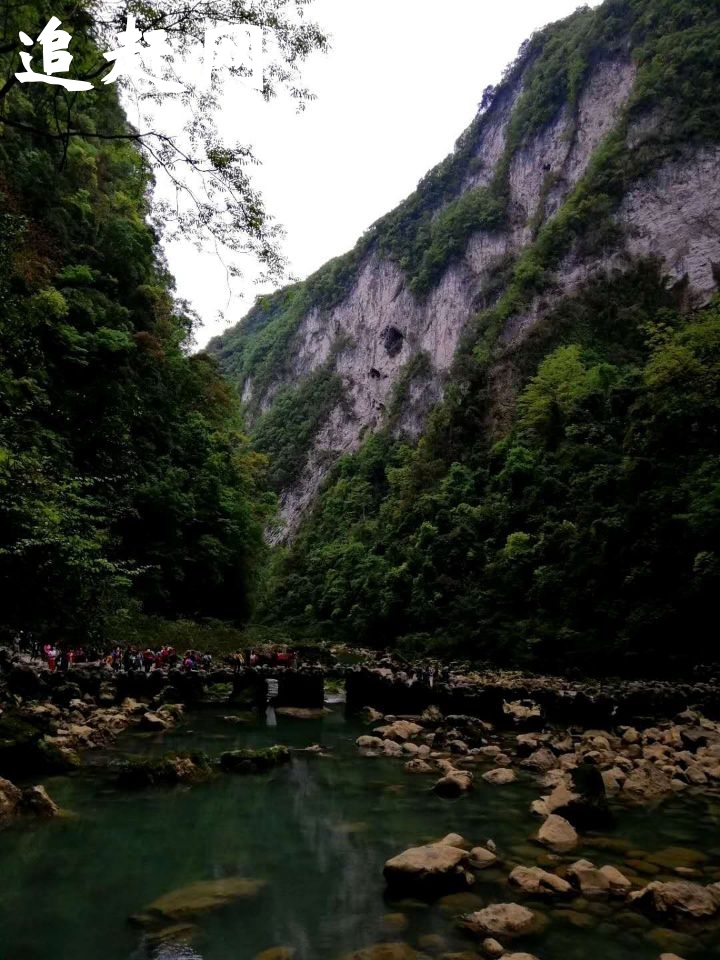 任弼时故居，位于汨罗市城南45公里的弼时镇唐家桥新屋里。1904年4月30日，任弼时诞生在这里，并在此读完小学，度过童年和少年时代。