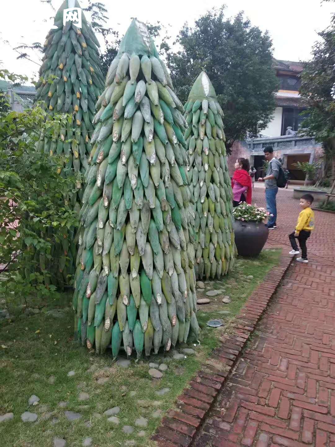 苏仙岭位于湖南省东南部的郴州市郊，这座名山并不高，海拔只有525米，但它自古以来就很出名，被誉为"天下第十八福地"。