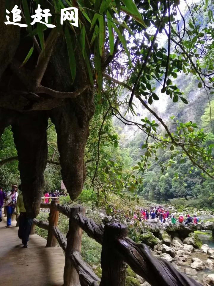 高洲温泉座落在金石桥镇热泉村，南距县城63公里。温泉**早开凿于汉代，驰名于川黔和江南广大地区，相传乾隆皇帝南巡时还专程来此畅游沐浴过。