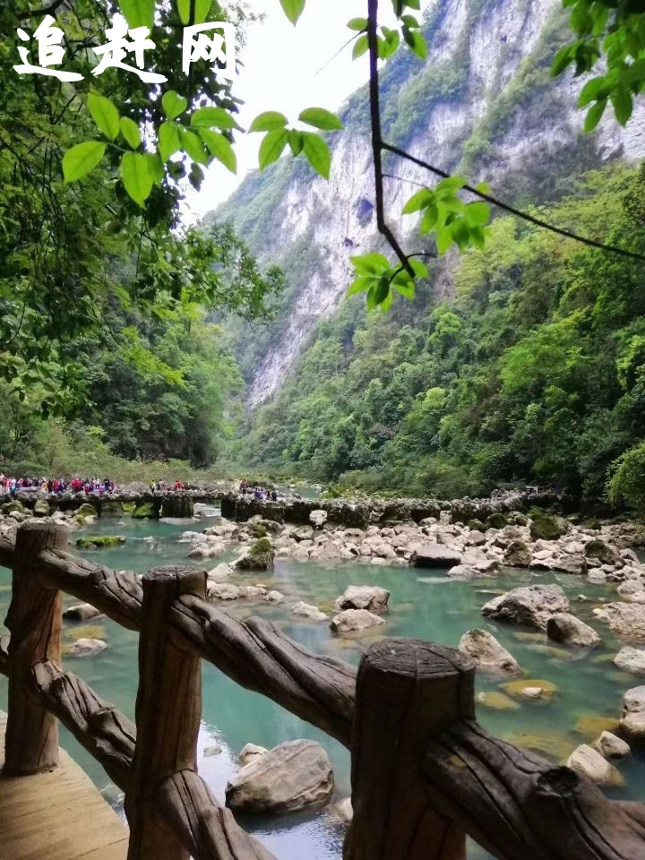 红岩山地处高县庆符镇与可久镇之间，位于北纬28°21′~28°24′，东经104°26′~104°29′，庆符镇城西6公里处，山体长6.5KM，**宽2.8KM，**海拔为1008m。因整个山体呈红色，故名红岩山。