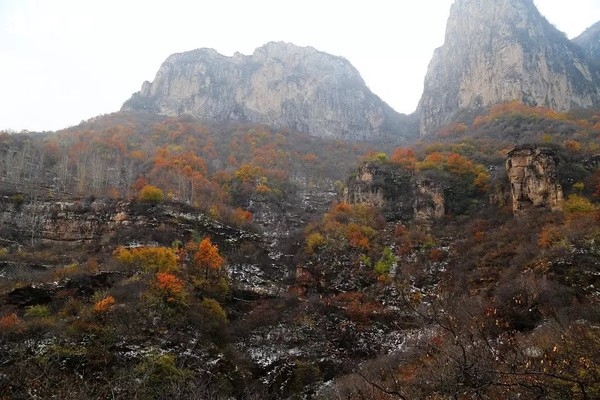 龙岩是内陆邻海城市，是海峡西岸经济区延伸两翼、对接两洲、拓展腹地的交通枢纽与重要通道。距龙岩市区城东2公里的翠屏山麓，有一处喀斯特溶洞，此洞因岩纹似龙而得名“龙岩洞”，龙岩市名由此而来，是中国唯一一个以“龙”字命名的地级市。