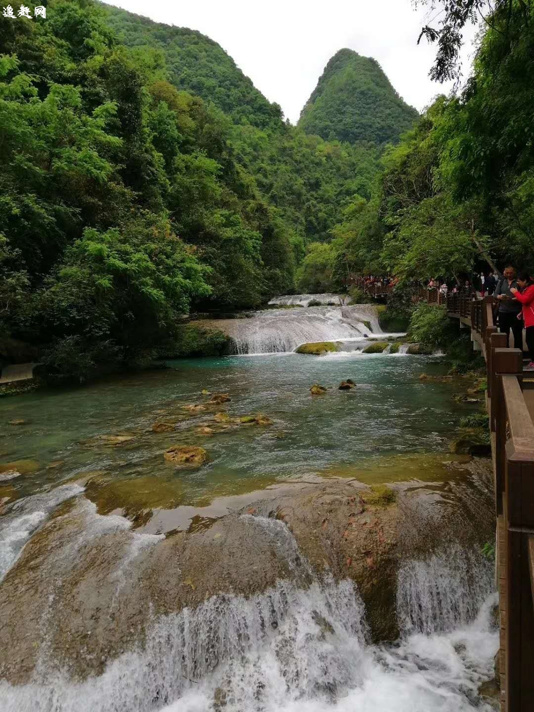 水准零点标志雕塑，高6米，重10余吨，底座像一个铅锤，寓意老一辈测量人工作的辛苦，顶部地球仪上有6个小圆球，寓意**上6个**的海拔原点。