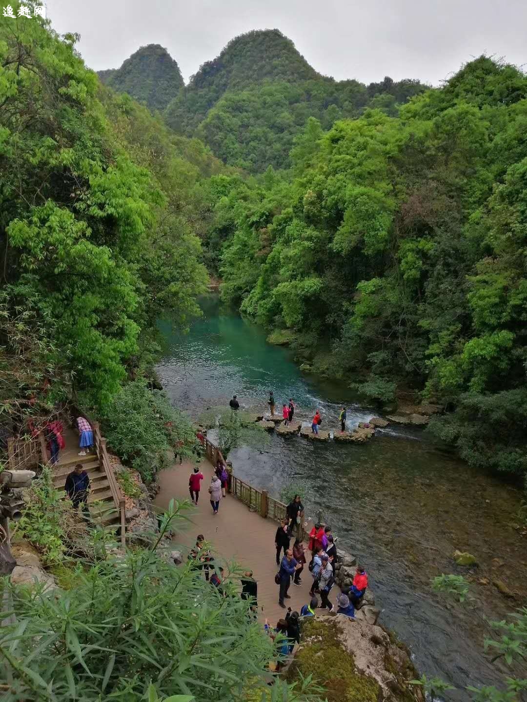 乌海市植物园位于市区北部，被评为2A级旅游景区，前身是乌海市园林处育林苗圃。是一处集育林、观赏、休闲、娱乐为一体的开放式城市园林。目前园容园貌初具规模，年接待游客30万人次。