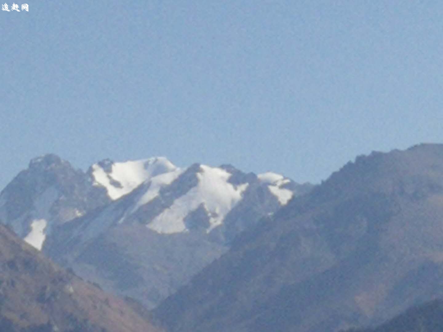 滹源水利风景区地处山西省东北部繁峙县，北倚北岳恒山，南临佛教圣地五台山，东扼驰名中外的平型关，西界代县，与雁门关相连。这里素有“佛国北门”、“滹沱之源”、“三晋东门”之称.