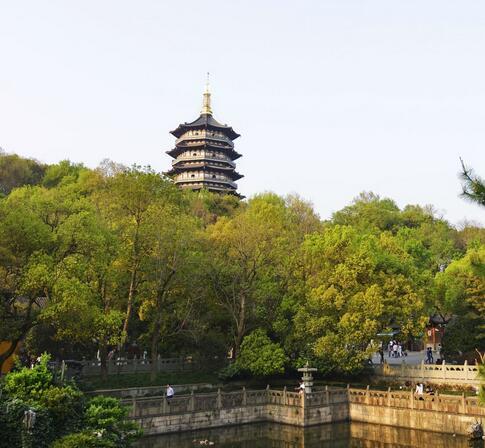 雷峰塔又名“黄妃塔”，位于西湖南岸夕照山的雷峰上。很多人的“雷峰塔情结”源于白娘子传说，尽管旧塔在1924年就倒掉了，如今这座是在原塔基上新修的，里面有电梯和空调，但并不妨碍你来此寻访白娘子的踪迹。