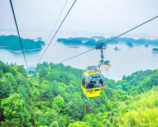 千岛湖更准确地讲是新安江水库，位于杭州淳安县，是新安江大坝截流后形成的人工湖。这里湖水清澈，湖面上岛屿星罗棋布，是江浙度假休闲的热门选择。千岛湖周边有十几处漂流点，夏日消暑不可错过。