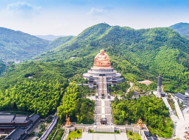 溪口沿着宽阔的剡溪，依着以瀑布、溪水出彩的雪窦山，让它成了一处热门旅游地。如今溪口风景区包含蒋氏故居、雪窦山两大主要景区，值得你花上1-2天一探究竟。