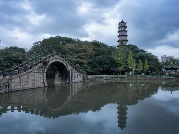 江心屿位于温州市区北面的瓯江中，是一个东西长、南北窄的江中岛屿，也是温州城区**值得一逛的地方。岛上不仅有始建于南宋的东西塔等古迹，也有当年英租界的英国驻温州领事馆旧址，在这里，你可以看到从南宋到开埠各个不同时期的温州历史。