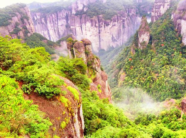 神仙居位于仙居县白塔镇境内，景区兼有“天台之幽深、雁荡之奇崛”，几乎囊括了仙居的全部精髓。