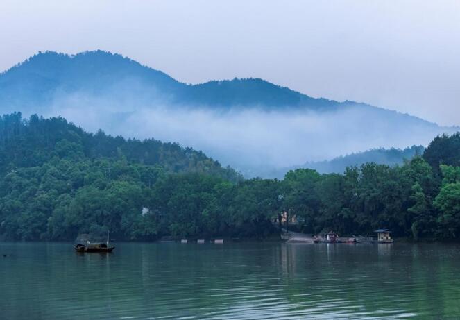 古堰画乡位于丽水西南的大港头，这有里丽质天成又磅礴大气的水乡景色，拍照或写生尤其漂亮，因此许多美术院校选择这里作为写生基地，有了“画乡”的美誉。江滨古街边常能看到支着画板创作的人，颇有文艺气息，而已有千年历史的水利工程通济堰，是来到古堰画乡的游客必到的地方。