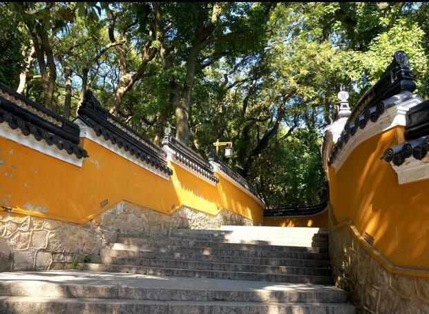 法雨寺位于普陀山风景区中部，被称作“后寺”，其规模仅次于“前寺”普济寺，是普陀三大寺之一。