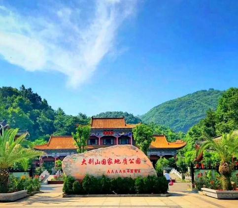 大别山石窟风景区，地处大别山余脉的东部一角，位于六安市金安区南部山区张店镇洪山村境内，距城区约40km，本景区方圆25平方公里(核心景区面积15平方公里)，奇峰秀水，植被茂密，古迹众多，传说神奇。