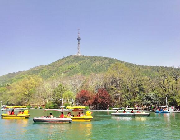 相山公园座落在淮北市相山南麓。人文景点有乾隆皇帝题词“惠我南黎”、水牛墓、奏鸣台、饮马池和藏经洞等数十处。