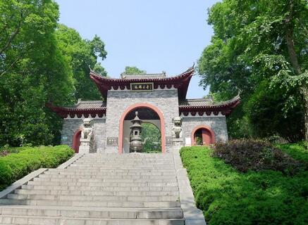 琅琊寺原名宝应寺，为唐代大历年间滁州刺史李幼卿与法琛和尚所创建。据说，李幼卿与法琛和尚在造寺之前，曾先绘图呈送唐代宗。