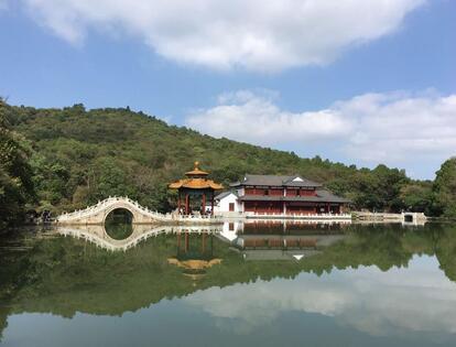 深秀湖位于琅琊山景区。因其三面环山，景色清丽，取《醉翁亭记》中“蔚然深秀”而得名。湖中有亭，游人可在此凭水而乐，垂钓嬉戏，是你避暑消夏的好去处。