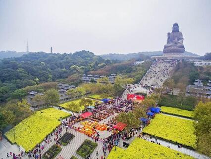 西樵山位于广东省珠江三角洲腹地南海区西南部，拥有丰富的旅游资源，深厚的文化历史，淳朴的人文风情，是旅游度假的好去处。