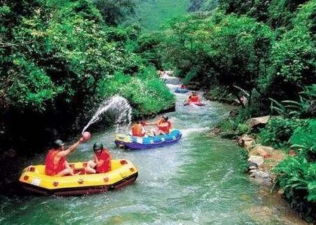 香溪堡旅游区位于惠州市龙门县龙华镇沙迳，紧邻南昆山**森林公园、龙门铁泉、南昆山温泉大观园等度假景点。