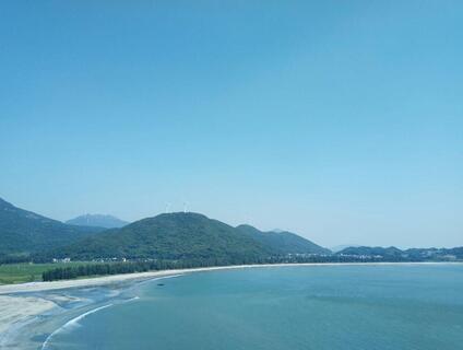 下川岛王府洲旅游度假区拥有纯粹的海滨风光，椰风海韵，是踏浪戏沙与欣赏海边日出日落的好地方，当然，生猛海鲜也是这里的主旋律。