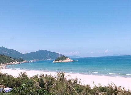 上川岛飞沙滩旅游度假区拥有绵长海岸线，沙质细腻、海水清澈，可以踏浪戏沙，探访人文景点，也可品味鲜美海鲜。