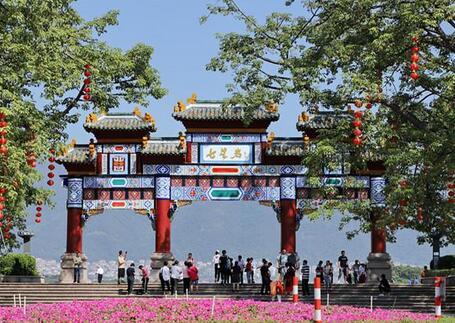 七星岩牌坊广场主要由七星岩牌坊、牌坊广场、彩色音乐喷泉组成，它整体借鉴了岭南建筑及园林布局的特色。