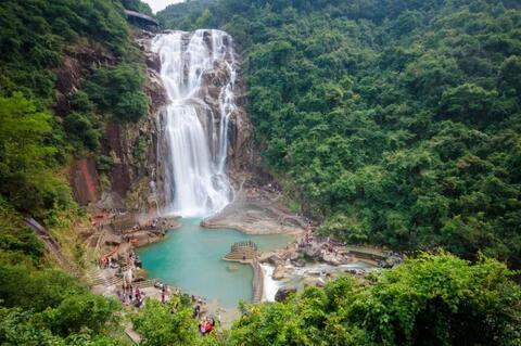 龙归寨瀑布保留着原生态的自然美景，这里山清水秀，环境清幽。**为**的当属景区内那落差高达115米的飞瀑，气势磅礴，十分壮观。