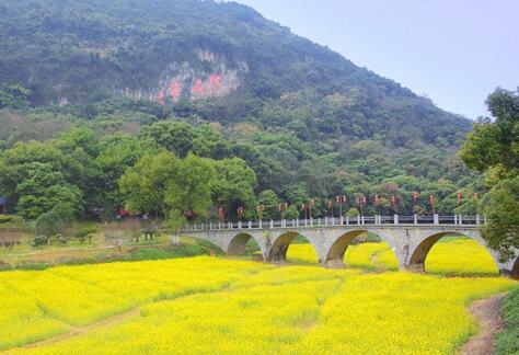 宝晶宫位于英德市西南的燕子岩山脉中，由宝晶宫溶洞、碧绿湖、碧落洞和狮子山等景区组成，溶洞是这里的**看点，奇形怪状的钟乳石在景观灯的照耀下，显得分外迷人，更有“岭南第一洞天”之称。