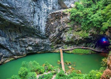 洞天仙境集天坑、溶洞之景于一体，坑洞相连，非常奇特。这里天坑密布，绿树成荫，洞内形态各异的钟乳石错落其中，在景观灯的照耀下，绚丽斑斓，游人泛舟而过，可谓“别有洞天”。