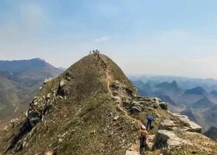 广东第一峰是广东的**峰，主峰石坑崆海拔1902米，这里原始森林茂密，高山峡谷、山泉飞瀑，共同勾画了一幅奇秀的山水画。