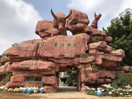 牛鱼嘴风景区拥有原生态的自然美景，漫步登山道，沿途流水潺潺，植被茂密，奇花异草不断，风景十分优美，途中还有一段刺激的玻璃桥，可以前去体验一番。