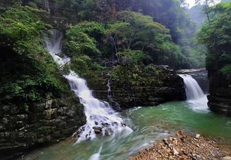 广东大峡谷又叫乳源大峡谷，位于韶关市乳源瑶族自治县西南68公里的大布镇。峡谷长达15公里，谷深300多米，在2005年“寻找广东**美的地方”活动中，它被评选为“广东**美丽的峡谷”。