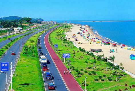 环岛路沿海而建，沿途有众多景点，它是来厦门必去的一个地方。走在安静的木栈道上，近处沙滩、远处的海水以及日出日落映衬着的那片海景让人难以挪步。