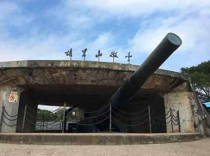 厦门胡里山炮台景区始建于清光绪二十年，分为战坪区、兵营区和后山区，炮台结构为半地堡式、半城垣式，具有欧洲风格，又有我国明清时期的建筑神韵。