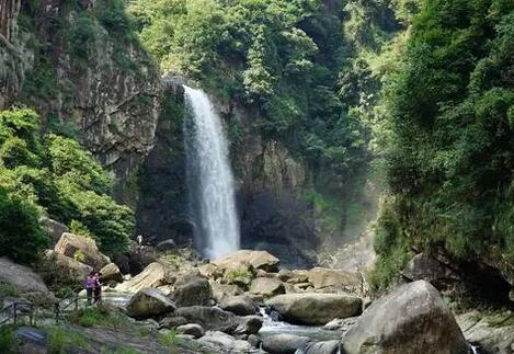 九鲤湖风景区位于仙游县钟山镇，距县城31公里，景区内**值得一看的是湖光山色，以及小有名气的九漈飞瀑。