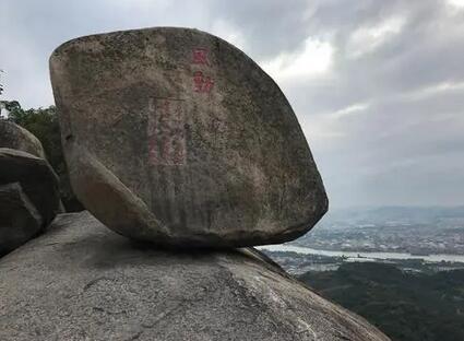 云洞岩的山麓到山顶几乎洒满了形态各异、参差不齐的巨石，有一条蜿蜒的小道供游人行走，攀走其间，其乐无穷，是周末放松郊游的好去处。