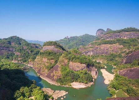 九曲溪位于武夷山风景区，之所以叫九曲溪，是因为这条溪弯弯曲曲的，经星村入武夷山，折为九段，分为九曲。