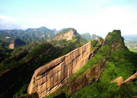 冠豸山风景区位于福建西部的连城县县城东侧，有“城在景中，景在城中”之称。