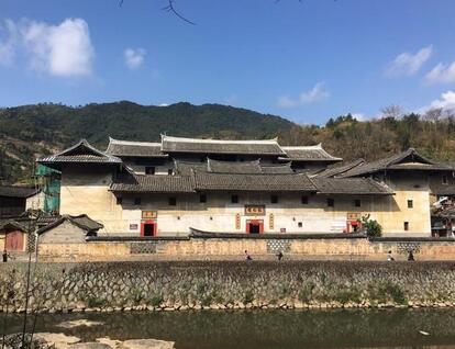 这里的全名是“永定洪坑客家土楼民俗文化村”，村内荟萃了永定土楼的精华。还可以欣赏客家舞龙、娶亲、客家山歌、树叶吹奏等乡土气息的民俗表演。