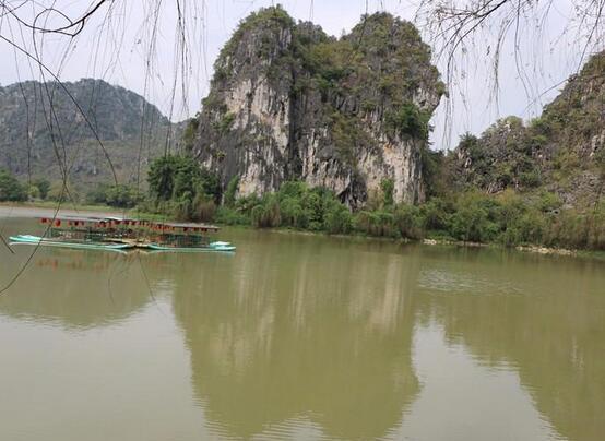 龙珠湖是一个山、湖、洞、寨连成一体的风景区，坐落在广西陆川县城北的珊罗镇田龙村，距陆川县城25公里，玉林市10公里，北流市25公里。