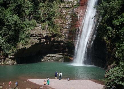 龙潭**森林公园以雄奇险峻的山峰峡谷之景和落差高达200多米的峡谷瀑布**为有特色，这里植被茂密，还有着丰富的动植物景观，还可看到众多调皮可爱的猴子，颇有趣味。