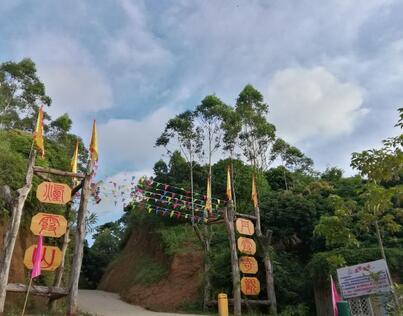 广西烟霞山风景区位于广西钦州市灵山县烟墩镇，其地貌是由红色砂岩构成（形成于6000万年前的河、湖中），经过百千年的流水塑造形成巍峨独特的地形，地理学称为丹霞地貌。