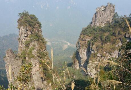 莲花山位于金秀县城西北部约15公里的地方，主峰海拔1350米，因群峰耸立，远远望去，整个山体酷似一朵含苞待放的莲花而得名。